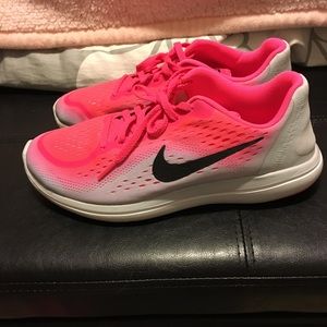 Size 7Y Nike shoes like new